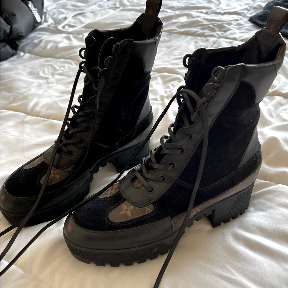 LOUIS VUITTON LAUREATE DESERT BOOT SIZE 9